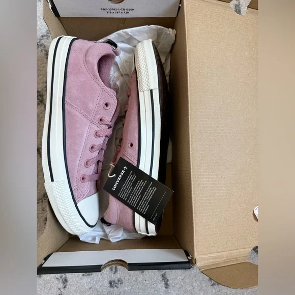 NEW IN BOX Converse Size 9 🖤 - Picture 2 of 14